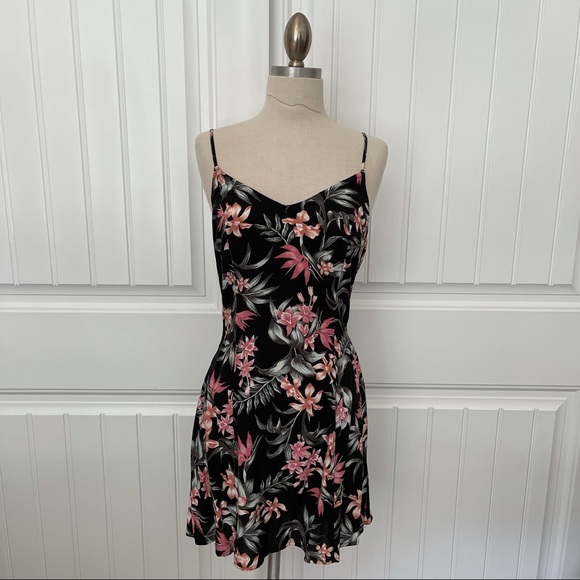 H&M Dresses & Skirts - 🎉HOST PICK🎉 H&M Black Tropical Mini Dress